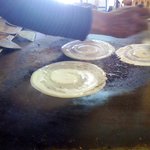 山口お好み屋 - クレープ状に生地をのばします