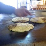 山口お好み屋 - ひっくり返し、焼く