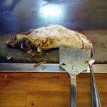 山口お好み屋 - ソースを掛けたら半月に折って、、お好み焼（大）１５０円の出来上がり