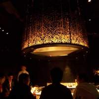 atelier 森本 XEX 鉄板 - お洒落で薄暗い店内