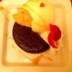 カフェアンドバー虹 - 定食などに200円足すとついてくる(ハーフサイズのデザート)チョコレートケーキのアイスクリーム添え