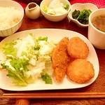 カフェアンドバー虹 - 白身魚とホタテフライの定食1000円(ランチ800円)