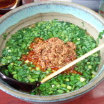 玉蘭 - 極辛ニラそば醤油味　700円。生のニラがたっぷりですが、スープの熱で程よく熱がとおり、変な癖はありません。辛味は、他の極辛メニューよりパンチがあるような気がします。世田谷の代表的なニララーメン。