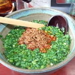 玉蘭 - ピリ辛ニラそば醤油味　650円。上に乗っている火山チャーハン用の辛味挽肉で程よい辛さになっています。これなら、辛いものが苦手な方にもオススメです。台東区の美華さんのニラそばに見た目は似ています。