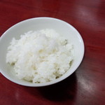 玉蘭 - 小ライス　50円。100円以下というのが嬉しいですね？量はチャーハンスープにこの程度盛った感じですが、日本中探しても50円のメニューがある食事処は玉蘭さんだけだと思います。