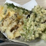 そば処 砂武縞 - この見覚えのある長い柄が並んだ葉。食べるとほろ苦い^_^