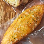 石釜パン工房 KIRARI - ガーリックフランスどアップ