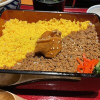 神楽坂 鴨匠 - 鴨そぼろ重のアップ