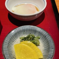神楽坂 鴨匠 - 香の物、温泉玉子のアップ