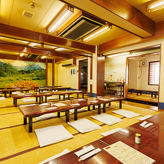 通し営業で使い勝手が良い。粋と心地良さが共存する広々空間