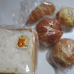 あかいほっぺ - この日は自宅の朝食用にパンを５種類買って帰りました