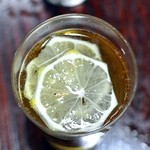 伊勢元酒場 - 縁を切り六角形になったレモンスライス