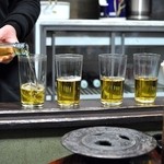 伊勢元酒場 - 女将さんがボールの素を注ぎます