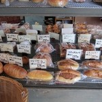 あかいほっぺ - お店は奥が厨房になってて直接焼きたてのパンが出来あがる姿を見ることが出来ます。
            
             店頭には次から次へと焼きたてのパンが並べられてました。
            