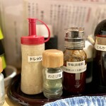 とんかつ よしだ - わさび塩・辛味調味料