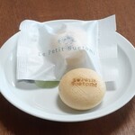 末富 - 料理写真:ひと口サイズのマカロン風モナカ