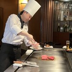 ステーキハウス近江 - 目の前で焼いている姿はカッコいい。