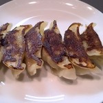 揚子江 - 皮はムチムチ、焦げ目はサクサクの餃子です。