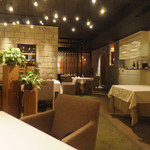 １）夜の店内。天井の照明は天空の星。