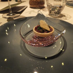 ４）お楽しみの一皿は、もなか生地に肉のタルタル。手で食す。