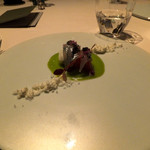 アルキオーネ - ５）魚のカルパチョ、モッツアレラチーズ、フルーツトマト、キャビア、空豆のペースト、そしてオリーブオイルの凍結粉末！。