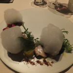 アルキオーネ - ９）4皿目の前菜は、海と大地の出会い。海の幸と何と30種類の山の幸を盛り込んだ一皿。丸い皿の辺縁に盛りつけられ、皿の大きな余白が印象的。泡はアサリから作られる。