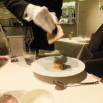 アルキオーネ - １１）パスタ一皿目の上にトリュフを削っていく。