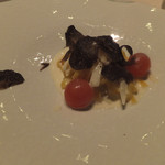 アルキオーネ - １２）鶏のキンカン（白身が付く前の黄身）の温泉卵と黒トリュフのカルボナーラ。自分で卵を潰して混ぜて食す。