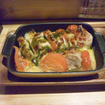 T’ｓ - 鶏とトマトのバジルソースのチーズグリル