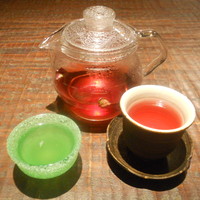 沖縄懐石 赤坂潭亭 - ハイビスカス茶、キウィとゴーヤのお茶