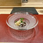 パルコ フィエラ - 北海道産イワシのリンゴ酢マリネ （けんたろうイチゴのジャム、わかめ、昆布オイル、かたばみ）