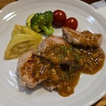 キッチン ブルー グローブ - 豚ヒレ肉ソテーのアップ