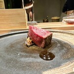 パルコ フィエラ - 富良野和牛のイチボ炭焼き、はるきちファームのあやめかぶ （キャベツで黒糖を作り伸ばしたソース）  