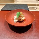 パルコ フィエラ - 北海道産ホタテ、自家製リコッタチーズ、山うどのソース、いちじく、自家製発酵粒マスタード