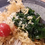 味奈登庵 - プチトマト、ワカメ、けっこう多めな揚げ玉！