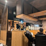 みやざき地頭鶏炭火焼 Kutsurogi 三四郎 - スタイリッシュな店内