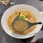 Japanese Soba Noodles 蔦 - 鯵の旨みがとても良く出ていて新玉ねぎの甘味が美味しいスープ