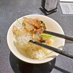 Japanese Soba Noodles 蔦 - 「Umami醤油」を少量掛けて「ハーブ香る洋風なめろう」をいただきます