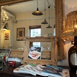 トリントン　ティールーム - 素敵なインテリア　紅茶の本がたくさんありました！