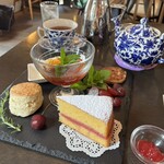 トリントン　ティールーム - スコーンは全粒粉入り♪ 反対側に座れば良かった…そしたらバックがもっとオシャレに撮れたのに(^^;;