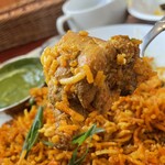 インドカレー スルチ - 大きな鶏肉2.5個ほど入ってます