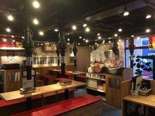 Oosaka Yakiniku Horumon Futago - 吉祥寺店はお席がゆったり目、お荷物はお席の下に収納できます。