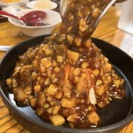 玲玲厨房 - 牛スジ長芋あんかけ鉄鍋チャーハン