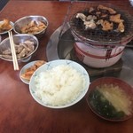 山木屋 - ホルモン定食と緬羊。けむいけど、美味い。ビール飲みたい