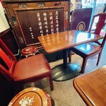 三和楼 - 店内右側は2人用テーブルが並びます