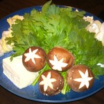 旬彩 天ぷら 心来(しんら） - てっちりの野菜：椎茸、エノキ、白菜、葱白根、春菊、豆腐。