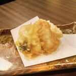 旬彩 天ぷら 心来(しんら） - 河豚の天ぷら：大人気のの天ぷら屋さんが揚げる河豚の天ぷらは、“流石” の一言です！ ・“白子” は、トロットロで超クリーミー。♪♬　 ・“身“ は、プリプリ！　 ・”河豚のくちばし（黒い部分）は、コラーゲン満載でトロォ～リ食感が堪りませェ～ん！（嬉！嬉！嬉！）