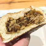 木屋烧烤 - 焼き肉まん的なもの。ボリューム。