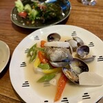 すずめ食堂＆バル - 厚岸産アサリのワイン蒸し（1,200円）