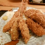 とんかつビストロ 肉のマルコウ - 左に見えますのが20㎝オーバーエビフライ！